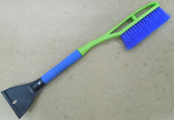 Щетка для снега со скребком 63,5см зеленая