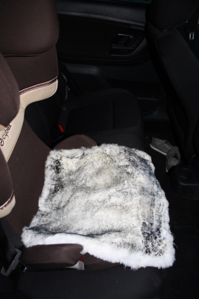 Подушка меховая белая с опалиной короткостриженная