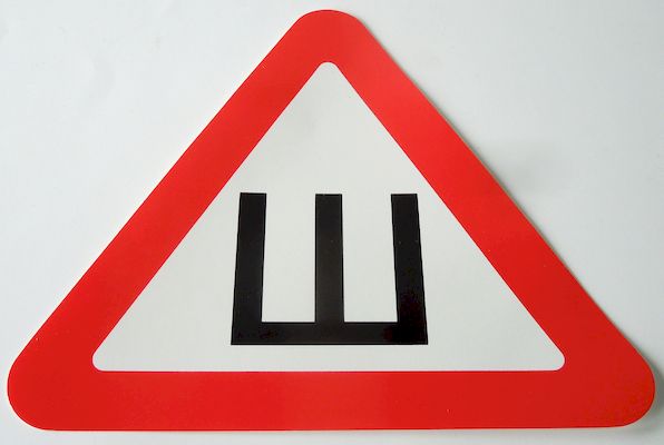 Наклейка  знак шипы  Ш  (20х20см.) наружняя ГОСТ