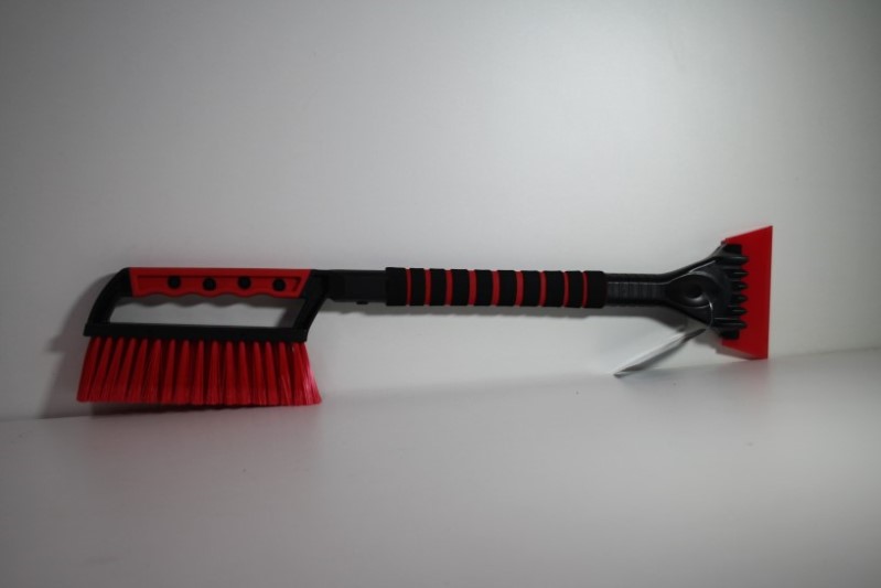 Щетка для снега со скребком AV-2161 с мягкой ручкой  и гибким сгоном 63см