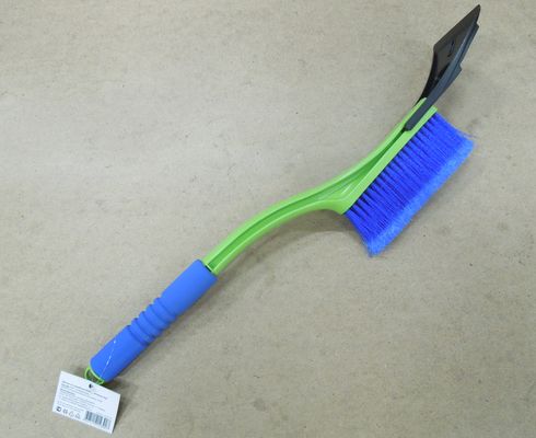 Щетка для снега со скребком 54см зеленая