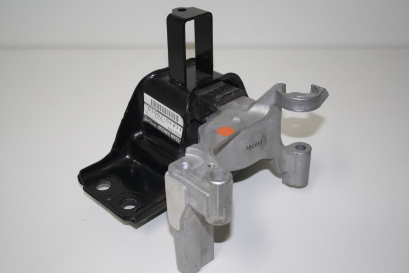 Подушка двигателя NISSAN X-TRAIL T31 правая