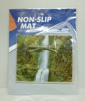 Коврик на панель приборов противоскользящий  Струящийся водопад  (18*15)